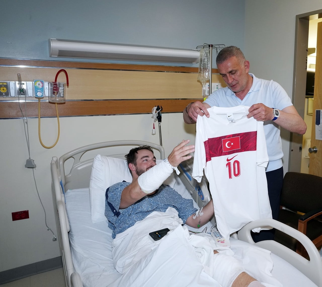 TÜRKİYE FUTBOL FEDERASYONU BAŞKANI İBRAHİM HACIOSMANOĞLU, DÜN GERÇEKLEŞTİRİLEN ANTRENMANIN...
