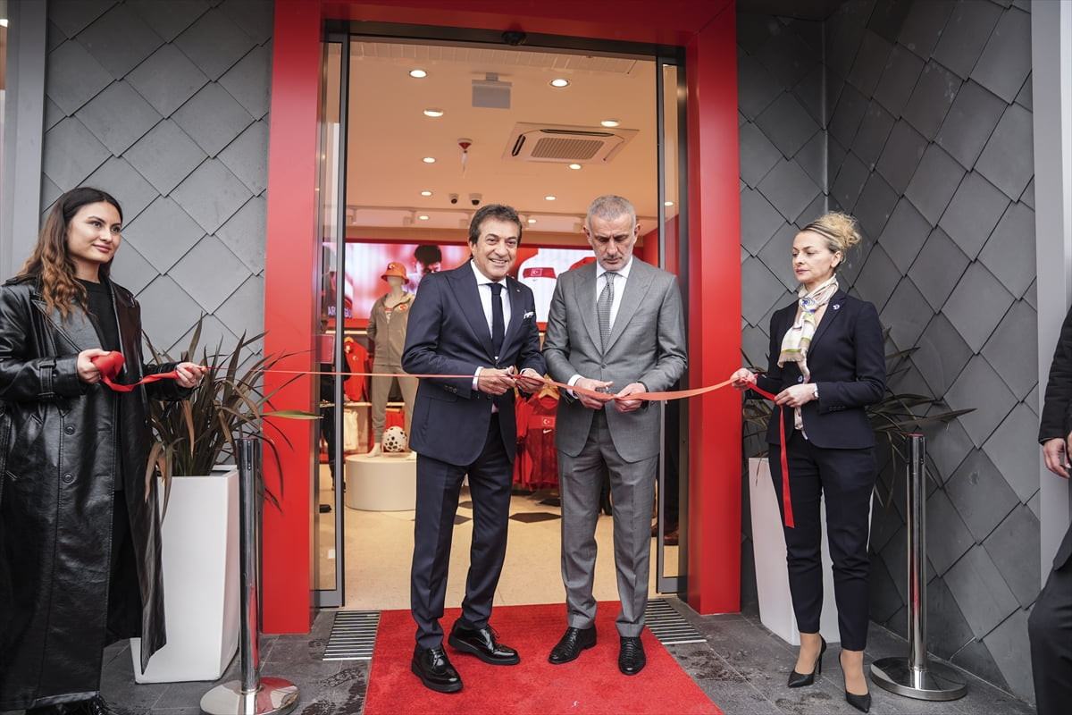 Türkiye Futbol Federasyonunun (TFF) Riva'daki merkezinde Damat Tween mağazasının açılışı yapıldı....