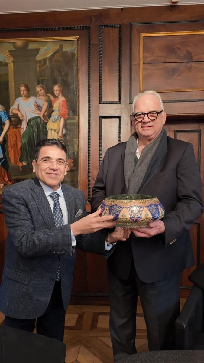 Türkiye Geleneksel Güreşler Federasyonu (TGGF) Başkanı İbrahim Türkiş (solda), Dünya Güreş Birliği...