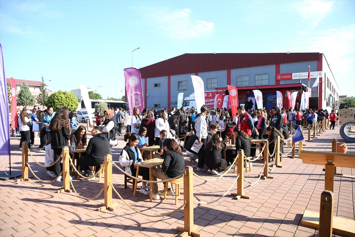 Türkiye Geleneksel Spor Dalları Federasyonunun "Geleneksel Oyunlar Tırı", Adana'da öğrencileri...
