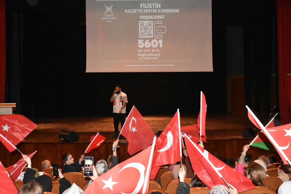 Türkiye Gençlik Vakfı (TÜGVA) Artvin İl Temsilciliğinin Filistin'e destek amacıyla düzenlediği...