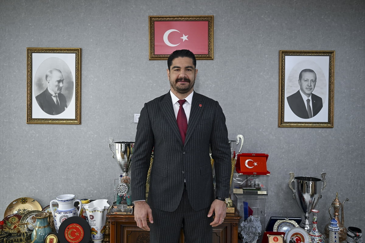 Türkiye Güreş Federasyonu Başkanı Taha Akgül, federasyon binasında basın mensuplarının sorularını...