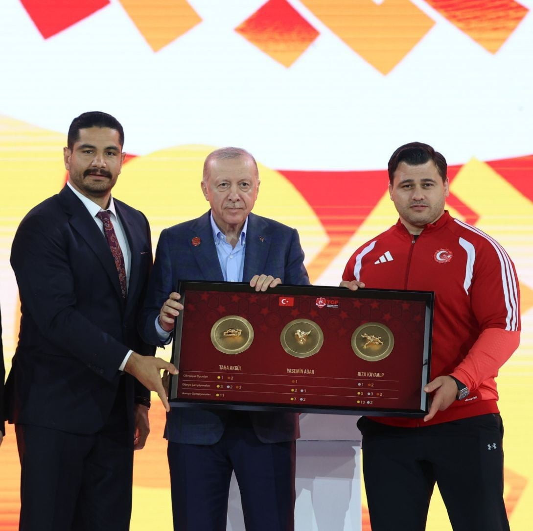 TÜRKİYE GÜREŞ FEDERASYONU BAŞKANI TAHA AKGÜL İLE MİLLİ GÜREŞÇİ RIZA KAYAALP TARAFINDAN...