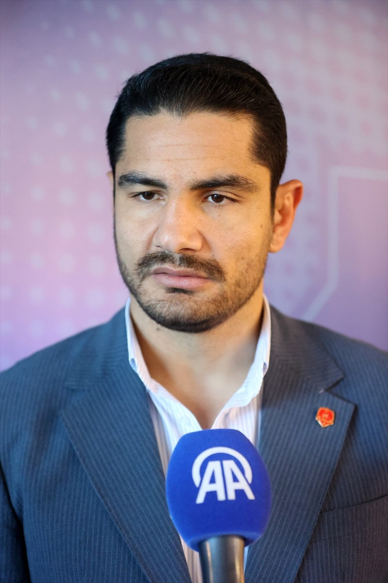 Türkiye Güreş Federasyonu Başkanı Taha Akgül, konferansa katılmak üzere geldiği Sivas'ta, AA...