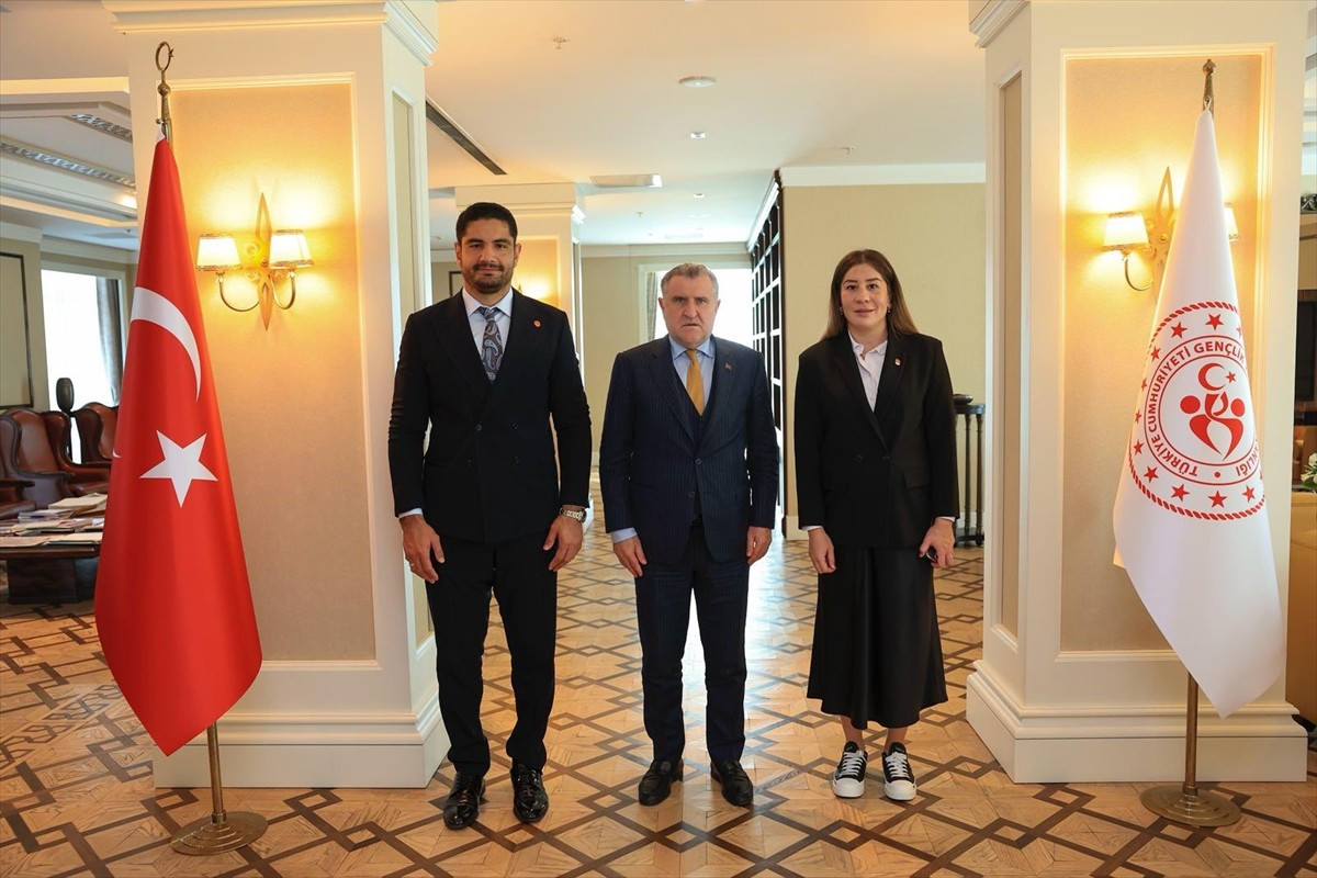 Türkiye Güreş Federasyonu Başkanı Taha Akgül (solda), Gençlik ve Spor Bakanı Osman Aşkın Bak'ı...