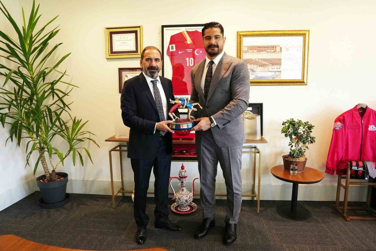 TÜRKİYE GÜREŞ FEDERASYONU BAŞKANI TAHA AKGÜL, TFF 1. BAŞKAN VEKİLİ MECNUN OTYAKMAZ'A ZİYARETTE...