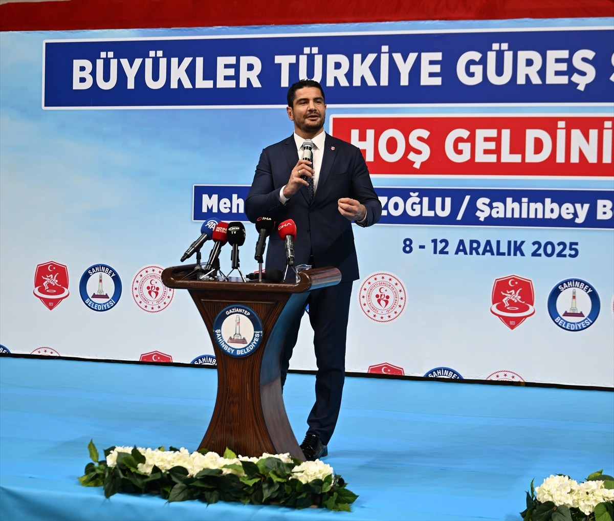 Türkiye Güreş Şampiyonası, 907 sporcunun katılımıyla Gaziantep'te Şahinbey Spor Salonu'nda...