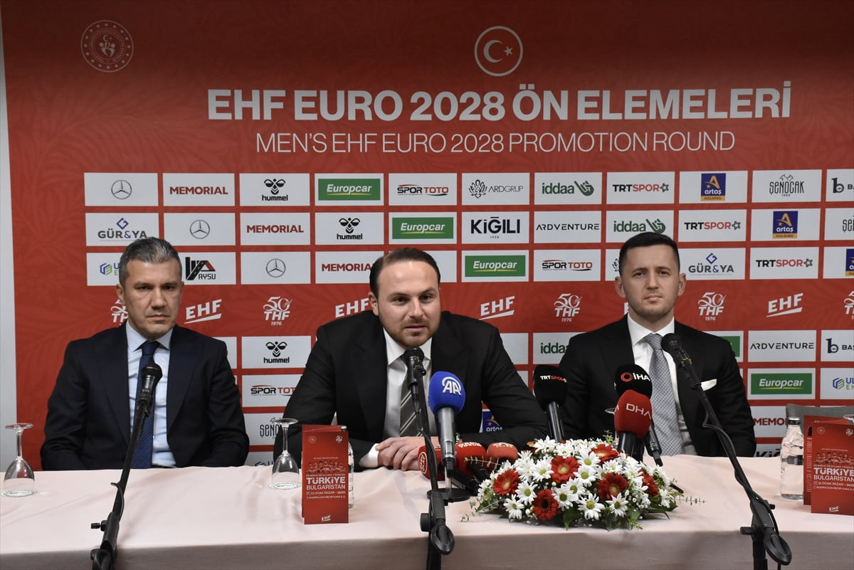 Türkiye Hentbol Federasyonu Başkanı Mesut Çebi (ortada), Gençlik ve Spor İl Müdürü Hakan Yüksel...