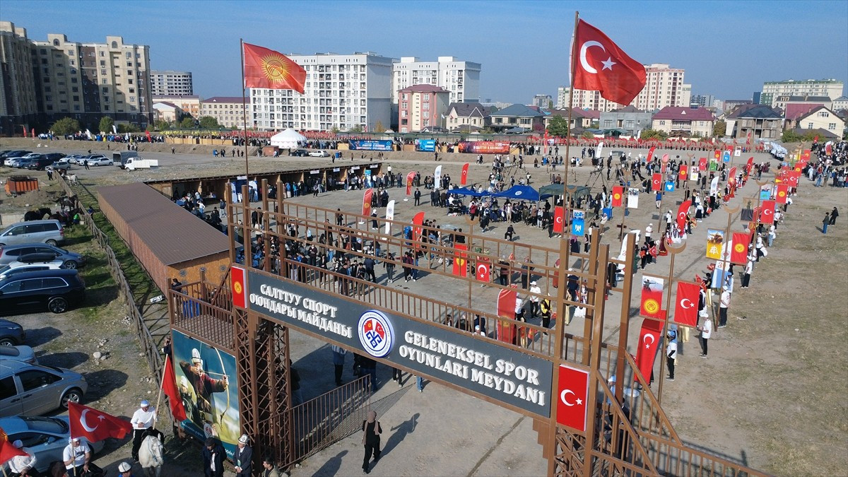 Türkiye ile Kırgızistan hükümetlerinin 1995'te kurduğu Kırgızistan-Türkiye Manas Üniversitesi...