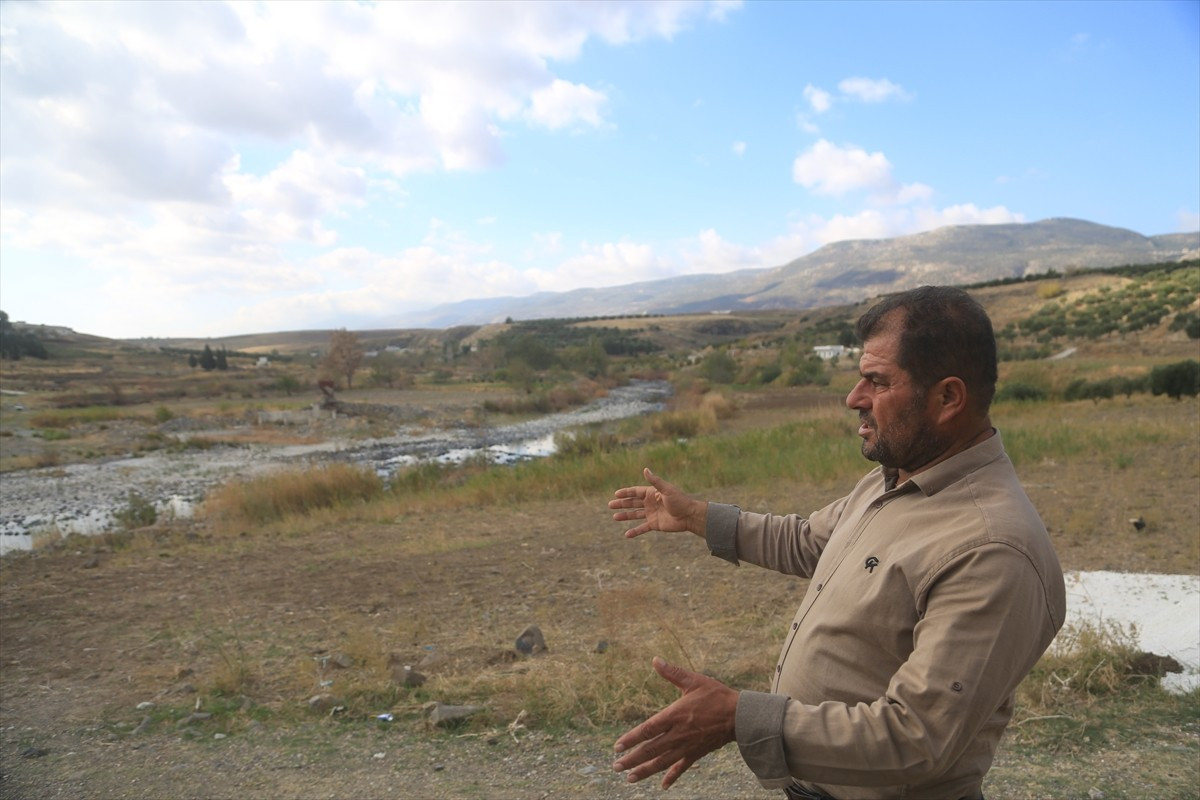Türkiye ile Suriye topraklarından geçen ve Suriye'nin İdlib bölgesindeki tarım arazilerinin temel...