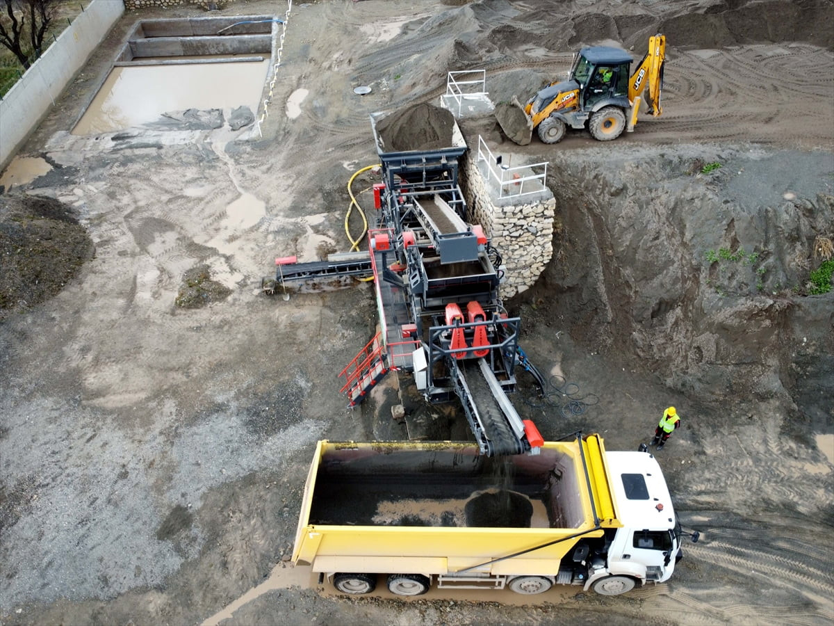 Türkiye Jokey Kulübü (TJK) Elazığ Hipodromu'nda at yarışlarının yapıldığı pistlerde sezon sonunda...