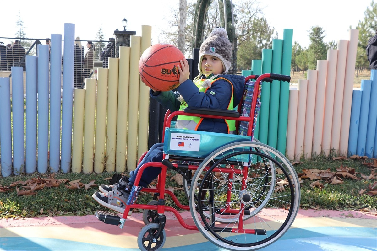 Türkiye Jokey Kulübü (TJK) Elazığ Hipodromu'nda, atık malzemelerden yapılan empati parkurunda...