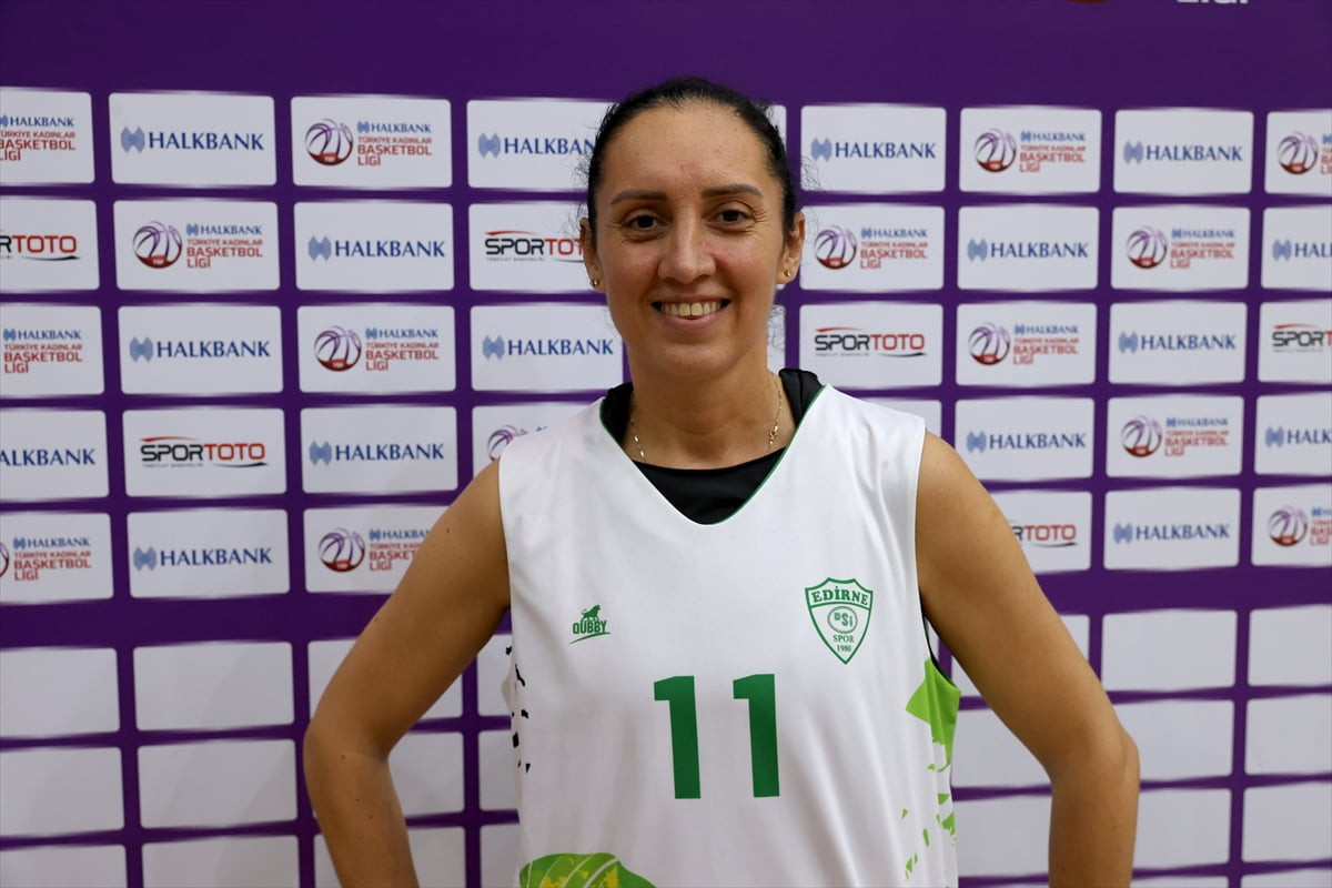 Türkiye Kadınlar Basketbol 1. Ligi'nde mücadele eden Edirne DSİ Spor Kulübü'nün 46 yaşındaki...