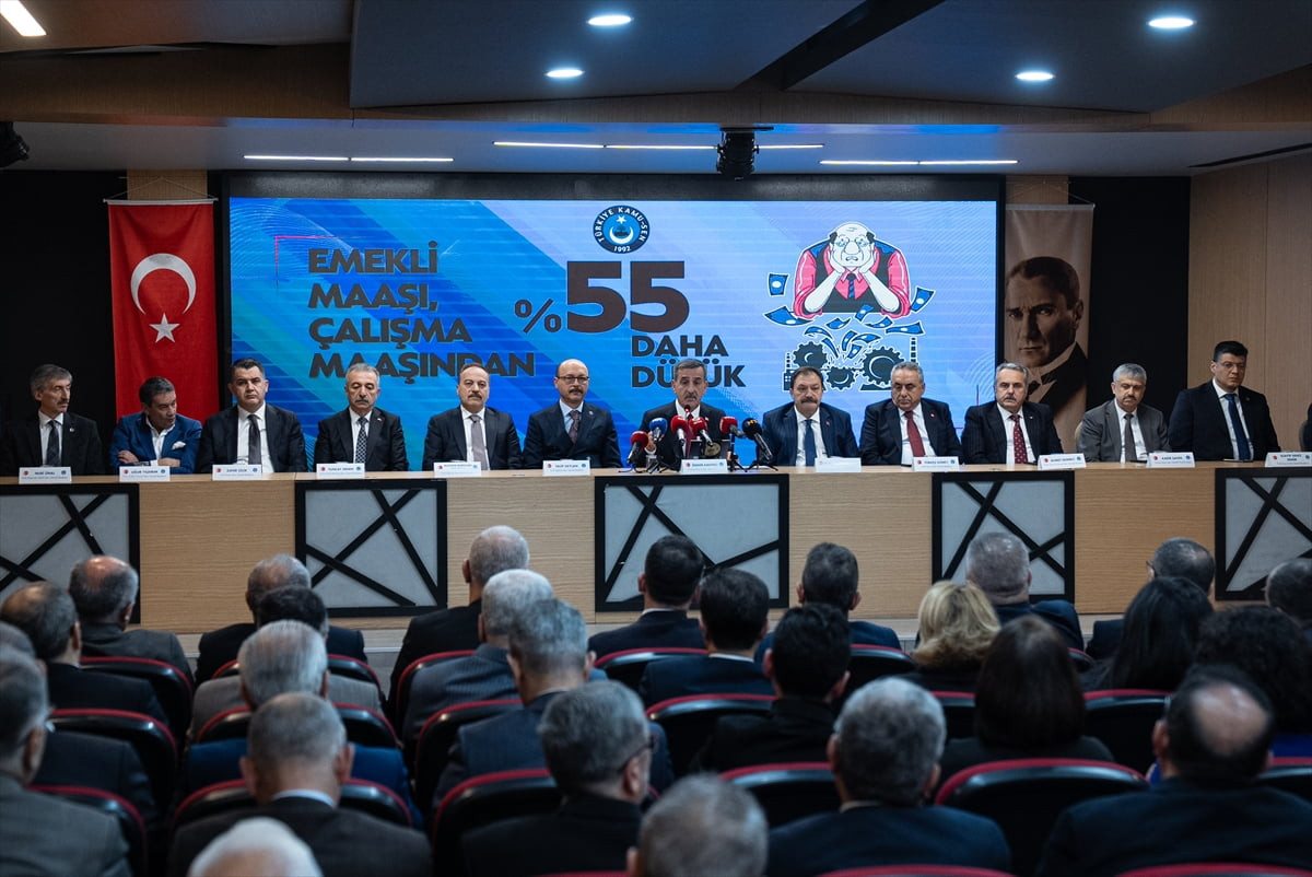 Türkiye Kamu-Sen Genel Başkanı Önder Kahveci, beraberindeki konfederasyon üyeleriyle birlikte...