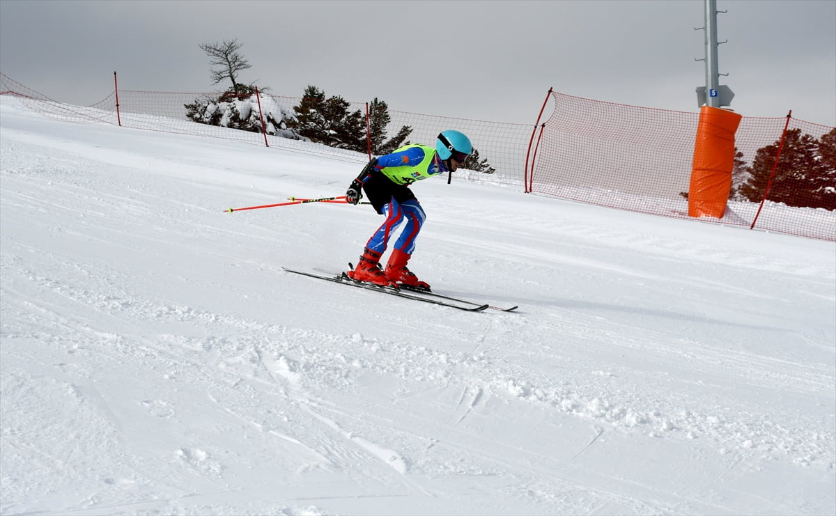 Türkiye Kayak Federasyonu 2025-2026 faaliyet programında yer alan Berkin Usta Sezonu Alp Disiplini...