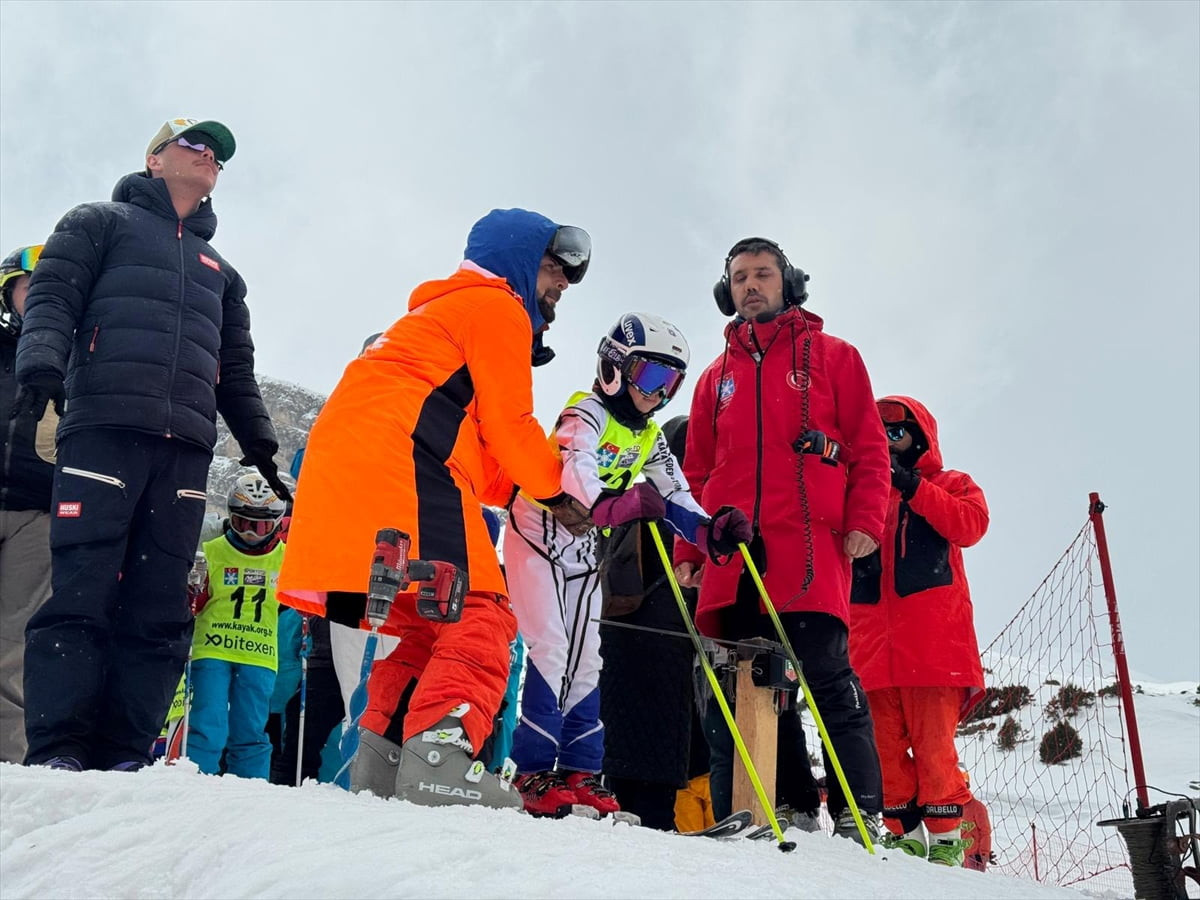 Türkiye Kayak Federasyonunca düzenlenen Minikler Festivali ile Alp Disiplini 12, 14 ve 16 yaş altı...