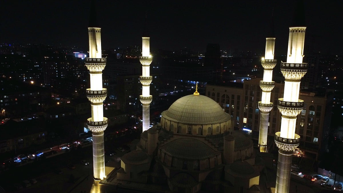 Türkiye, Kırgızistan'ın başkenti Bişkek'teki Merkez İmam Serahsi Cami avlusunda ramazan ayının ilk...