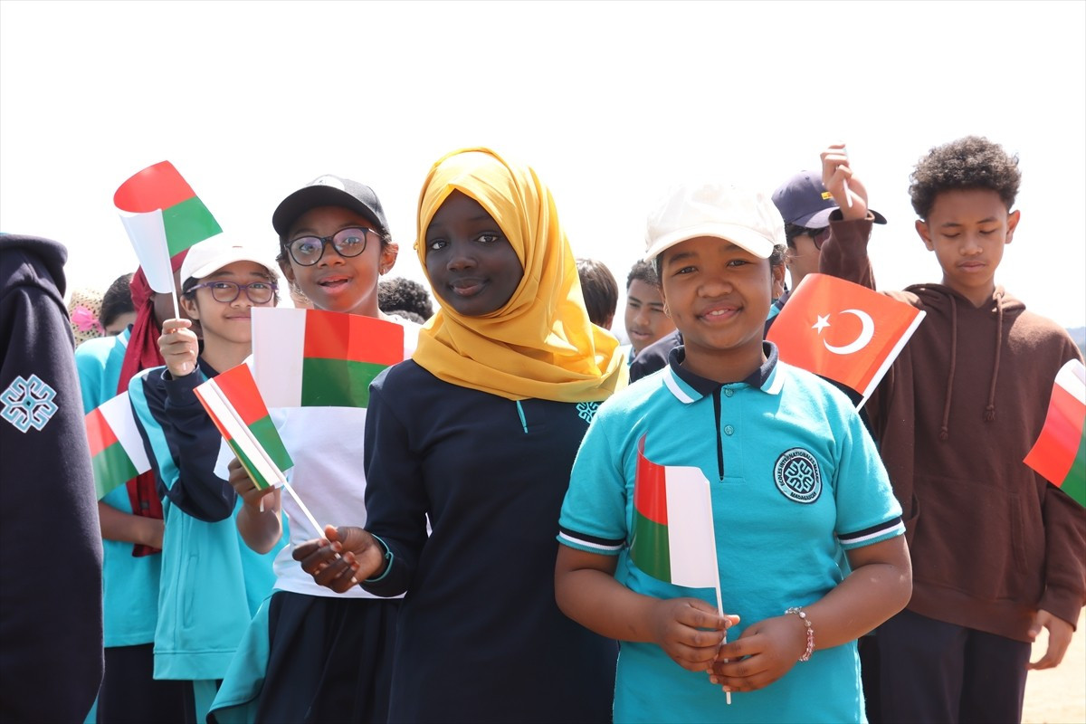 Türkiye Maarif Vakfı Madagaskar Temsilciği, başkent Antananarivo'da 11 Kasım Milli Ağaçlandırma...