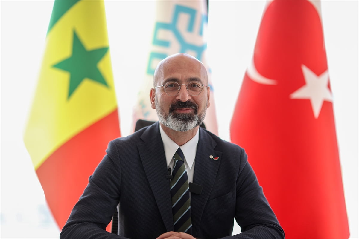 Türkiye Maarif Vakfı (TMV) Başkanı Mahmut Özdil, temaslarda bulunmak üzere geldiği Senegal'de...