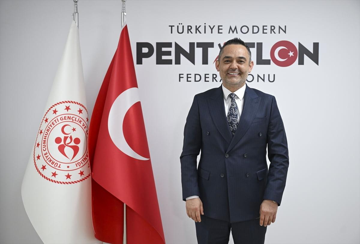 Türkiye Modern Pentatlon Federasyonu Başkanı Serhat Aydın, federasyon binasında basın...