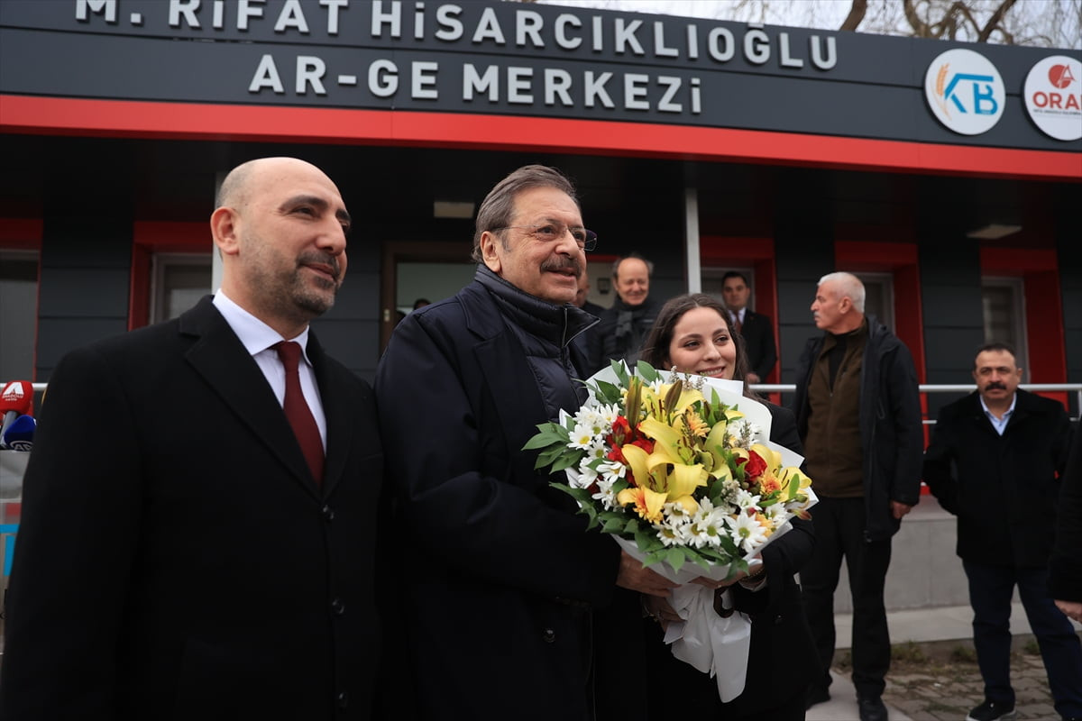 Türkiye Odalar ve Borsalar Birliği (TOBB) Başkanı Rifat Hisarcıklıoğlu (sol 2), Kayseri'de ismi...
