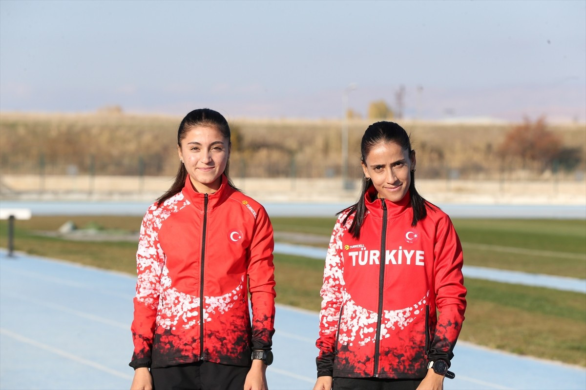 Türkiye rekortmeni milli atletler Derya Kunur (sağda) ve Elif Akçiçek (solda), 14 Aralık'ta...