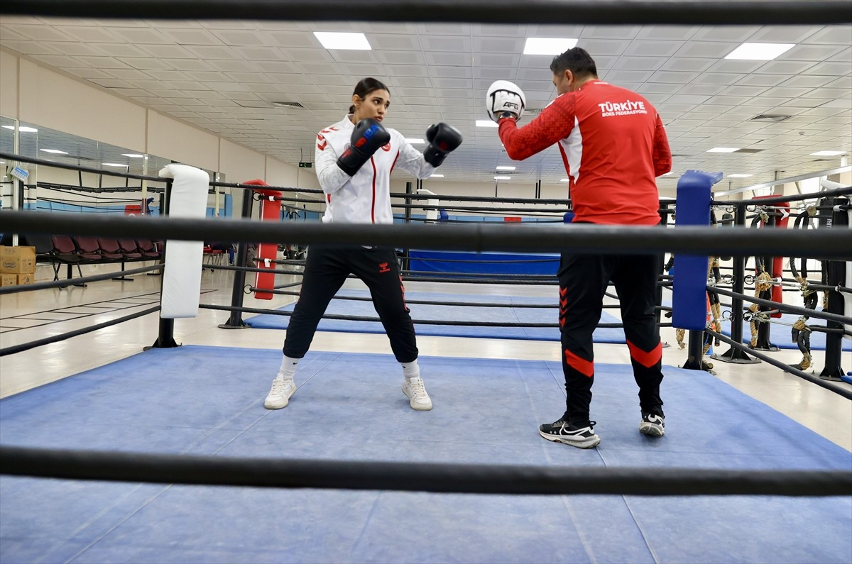 Türkiye şampiyonu ve Avrupa üçüncüsü 15 yaşındaki milli boksör Nisa Kaya(solda), babası eski milli...