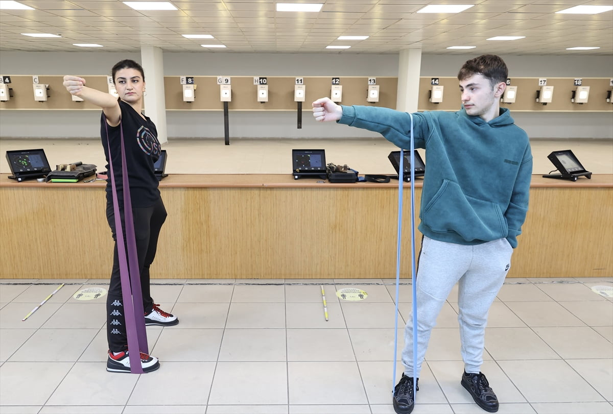 Türkiye şampiyonu ve Avrupa üçüncüsü milli atıcı Eren Kalfa (sağda), Bulgaristan'da...