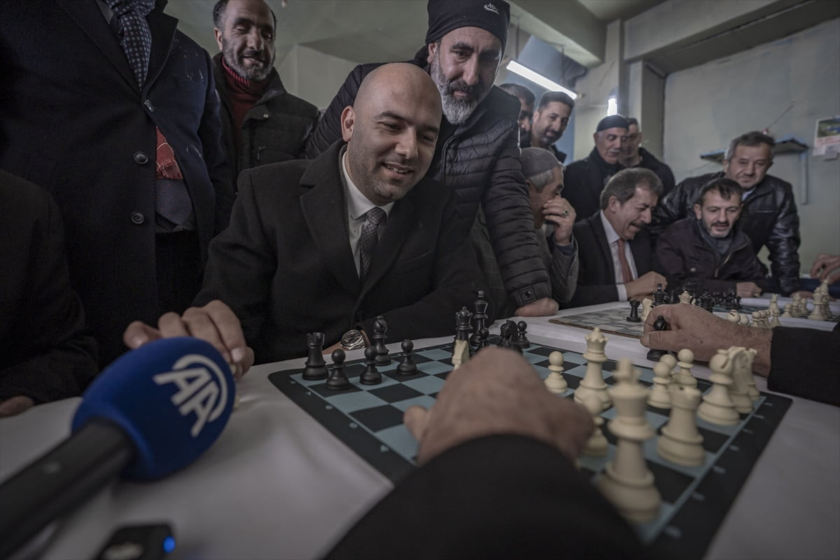 Türkiye Satranç Federasyonu (TSF) Başkanı Fethi Apaydın, Erzurum'da satranç tutkunlarının bir...