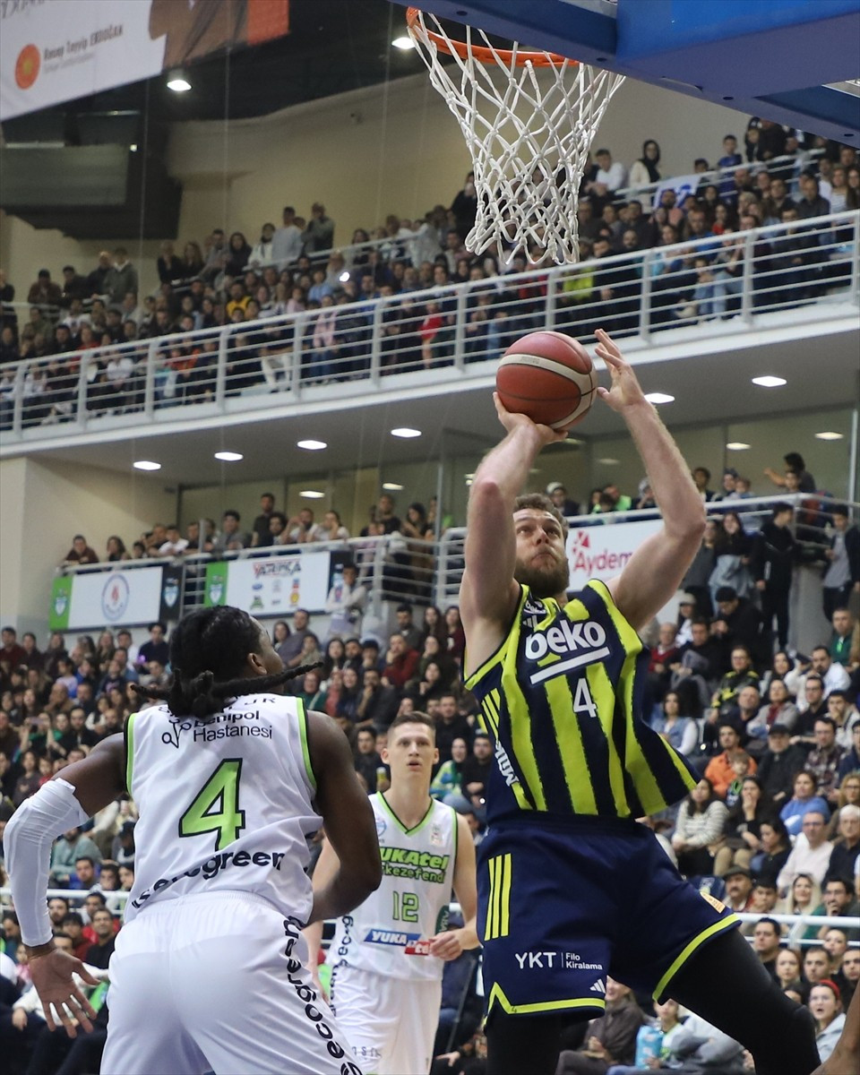 Türkiye Sigorta Basketbol Süper Ligi'nin 10. hafta maçında, Yukatel Merkezefendi Belediyesi Basket...