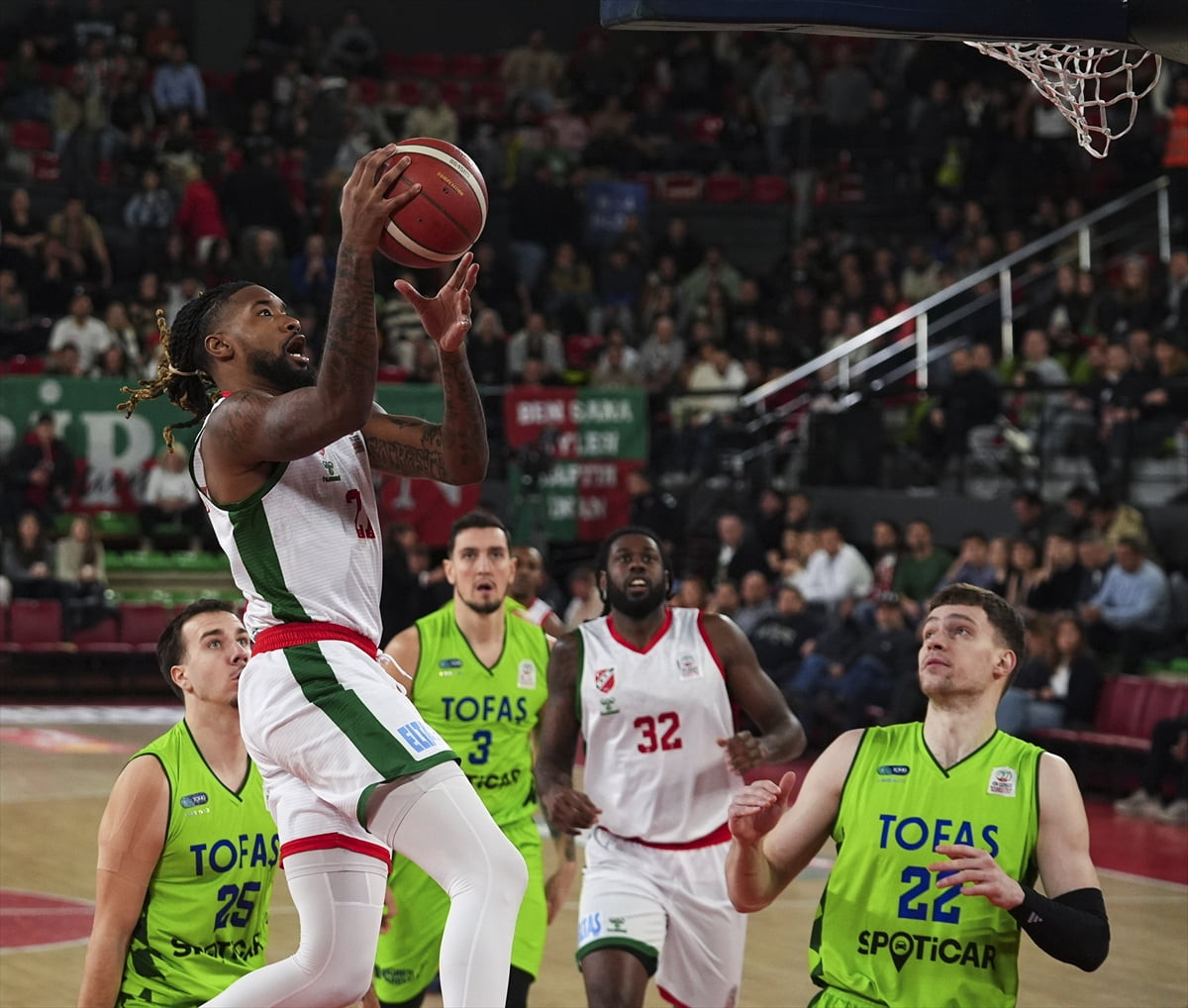 Türkiye Sigorta Basketbol Süper Ligi'nin 14. haftasında Karşıyaka ile TOFAŞ, İzmir Mustafa Kemal...