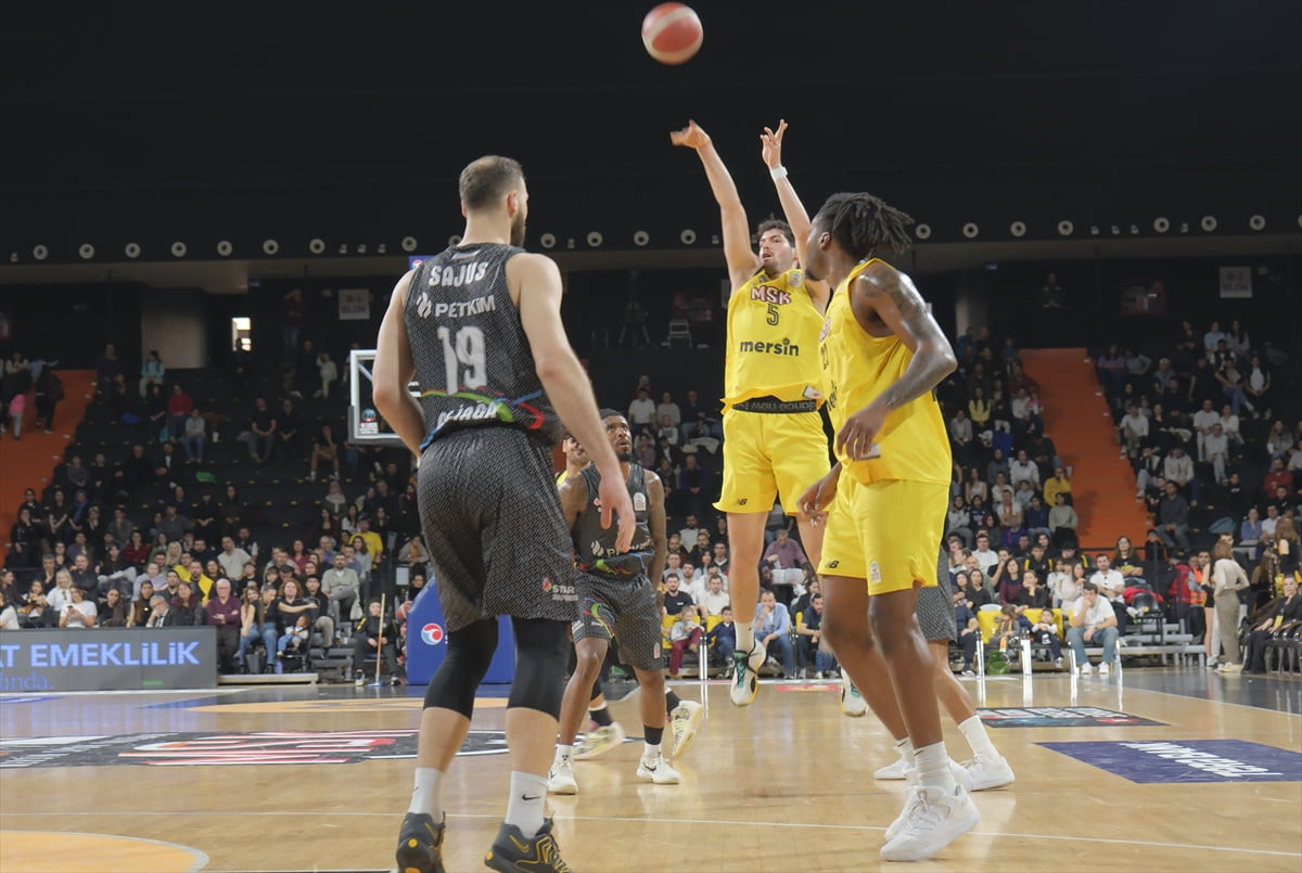 Türkiye Sigorta Basketbol Süper Ligi'nin 20 hafta maçında Mersin Spor ile Aliağa Petkimspor Servet...