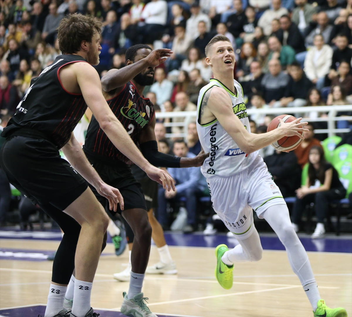 Türkiye Sigorta Basketbol Süper Ligi'nin 20. hafta maçında, Yukatel Merkezefendi Belediyesi Basket...