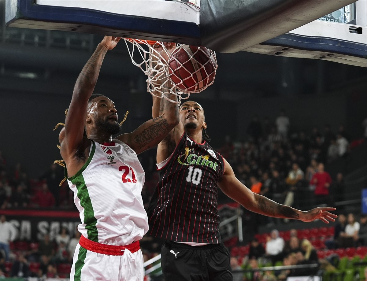 Türkiye Sigorta Basketbol Süper Ligi'nin 8. haftasında Karşıyaka ile Glint Manisa Basket, İzmir...
