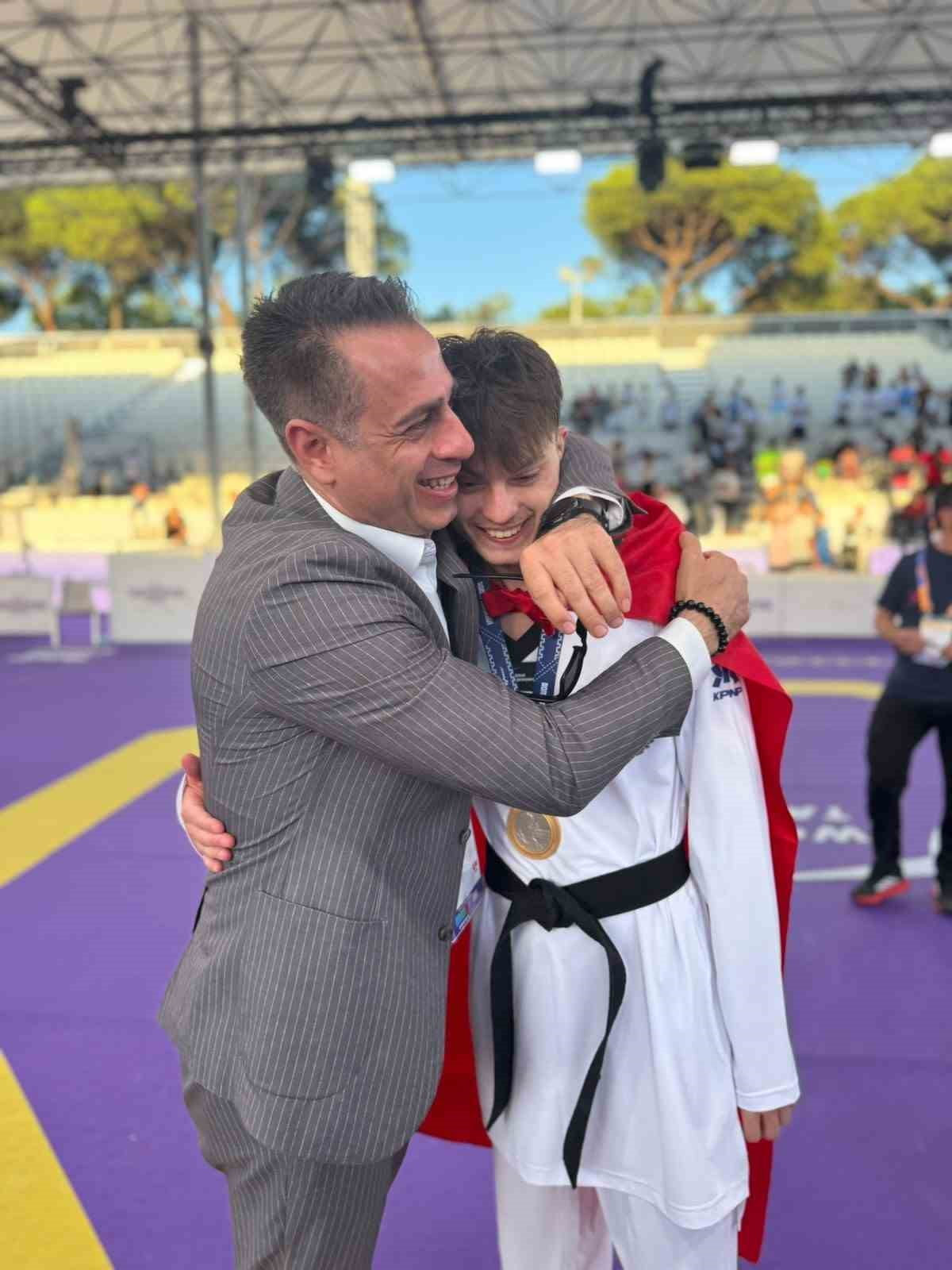 TÜRKİYE TAEKWONDO FEDERASYONU BAŞKANI BAHRİ TANRIKULU, BERKAY ERER'İ TEBRİK ETTİ