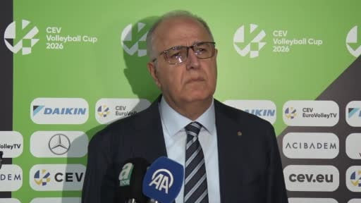 Türkiye Voleybol Federasyonu Başkanı Mehmet Akif Üstündağ, CEV Kupası'nı kazanan sarı-kırmızılılar...