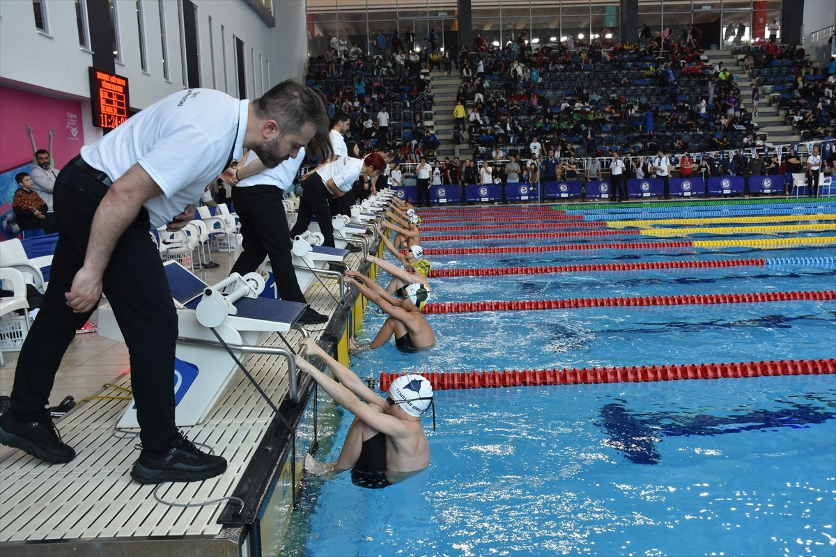 Türkiye Yüzme Federasyonu ile Trabzon Gençlik ve Spor Müdürlüğü iş birliğinde düzenlenen "Vedia...