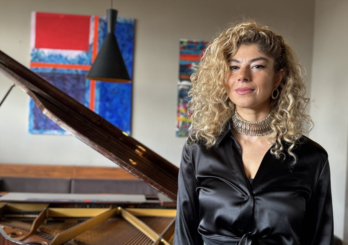  Türkiye'de belleklere kazınan şarkıları Fransızca yorumlayan Esra Üçcan, "Aldırma Gönül" şiirini...