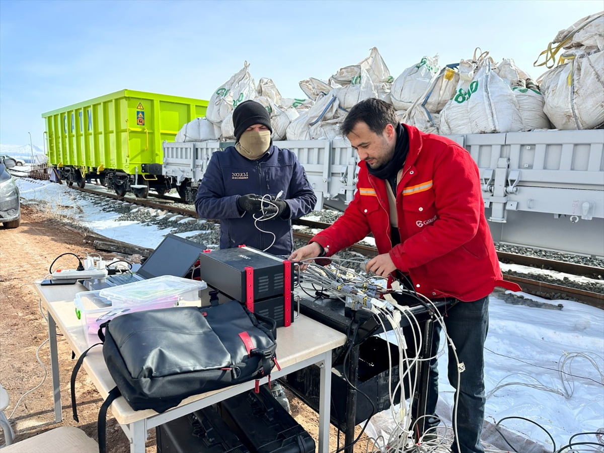 Türkiye'de demir yolu sektöründe uzun yıllar yurt dışına bağımlı yürütülen demir yolu araçlarının...