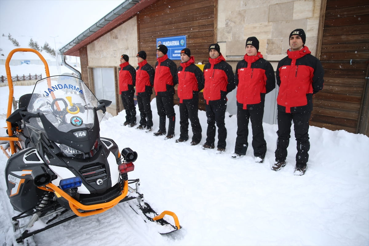 Türkiye'de denize en yakın kış turizmi merkezlerinden Çambaşı Kayak Merkezi'ndeki Jandarma Arama...