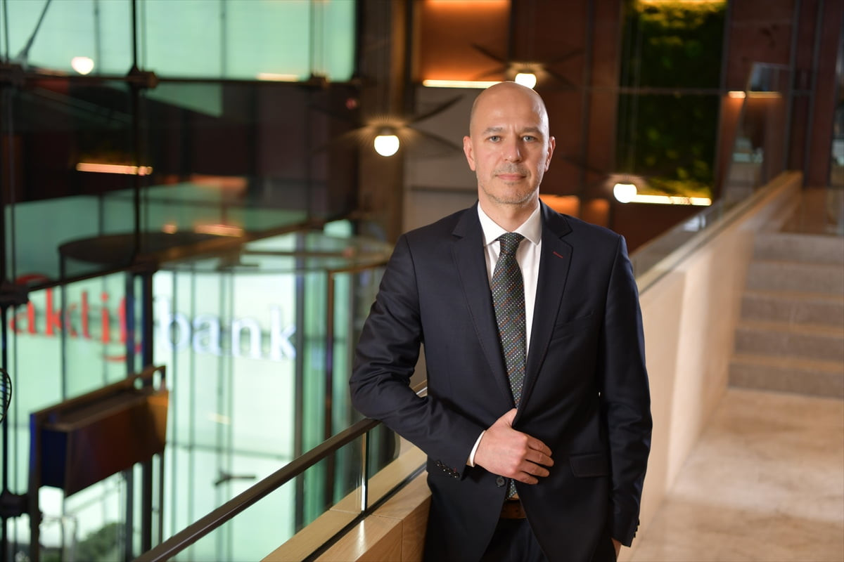 Türkiye'de futbol karşılaşmalarında artan stadyum doluluk oranları yalnızca tribünlere değil, maç...