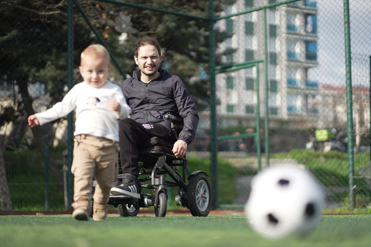 Türkiye'de geçirdiği trafik kazası nedeniyle engelli kalan, sonrasında evlenip İstanbul'a yerleşen...