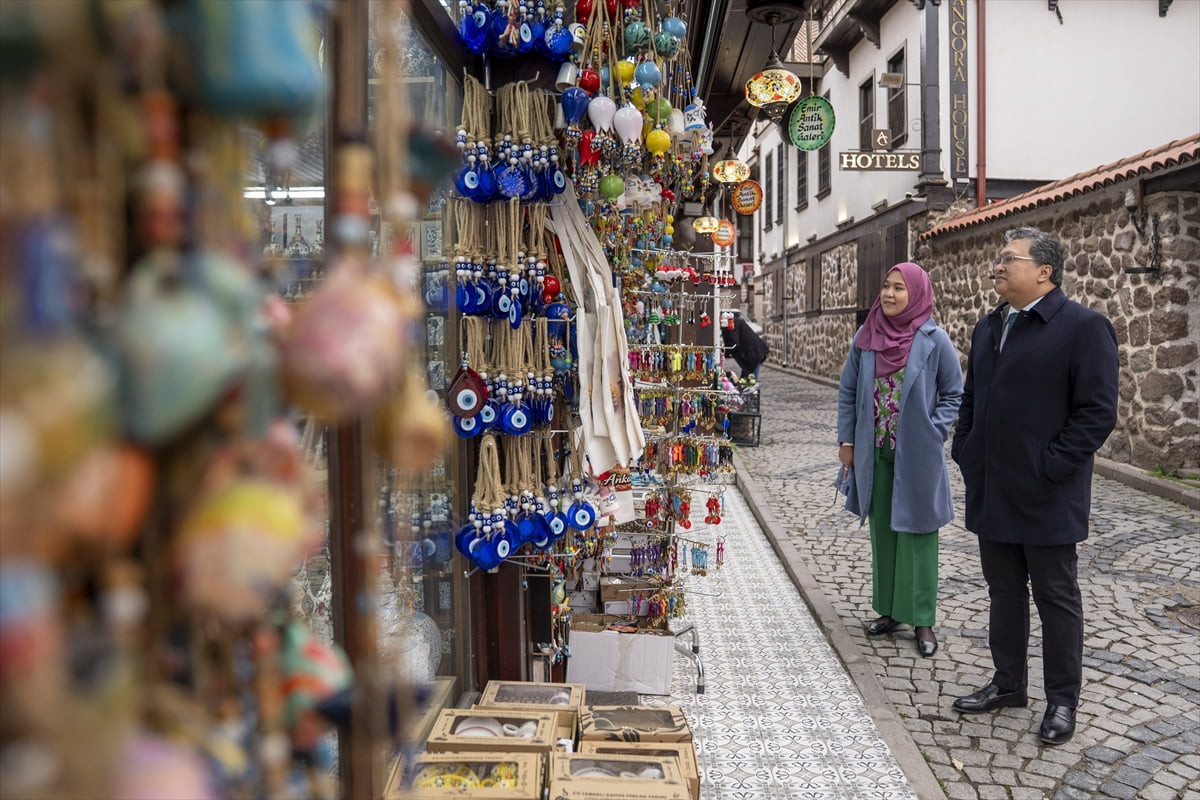 Türkiye'de görev süresi sona eren Malezya'nın Ankara Büyükelçisi Sazali Bin Mustafa Kemal (sağda)...