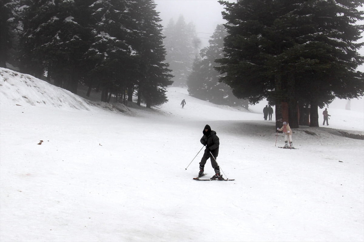 Türkiye'de kayak ve kış turizminin önemli merkezlerinden Uludağ, hafta sonunda ziyaretçilerden...