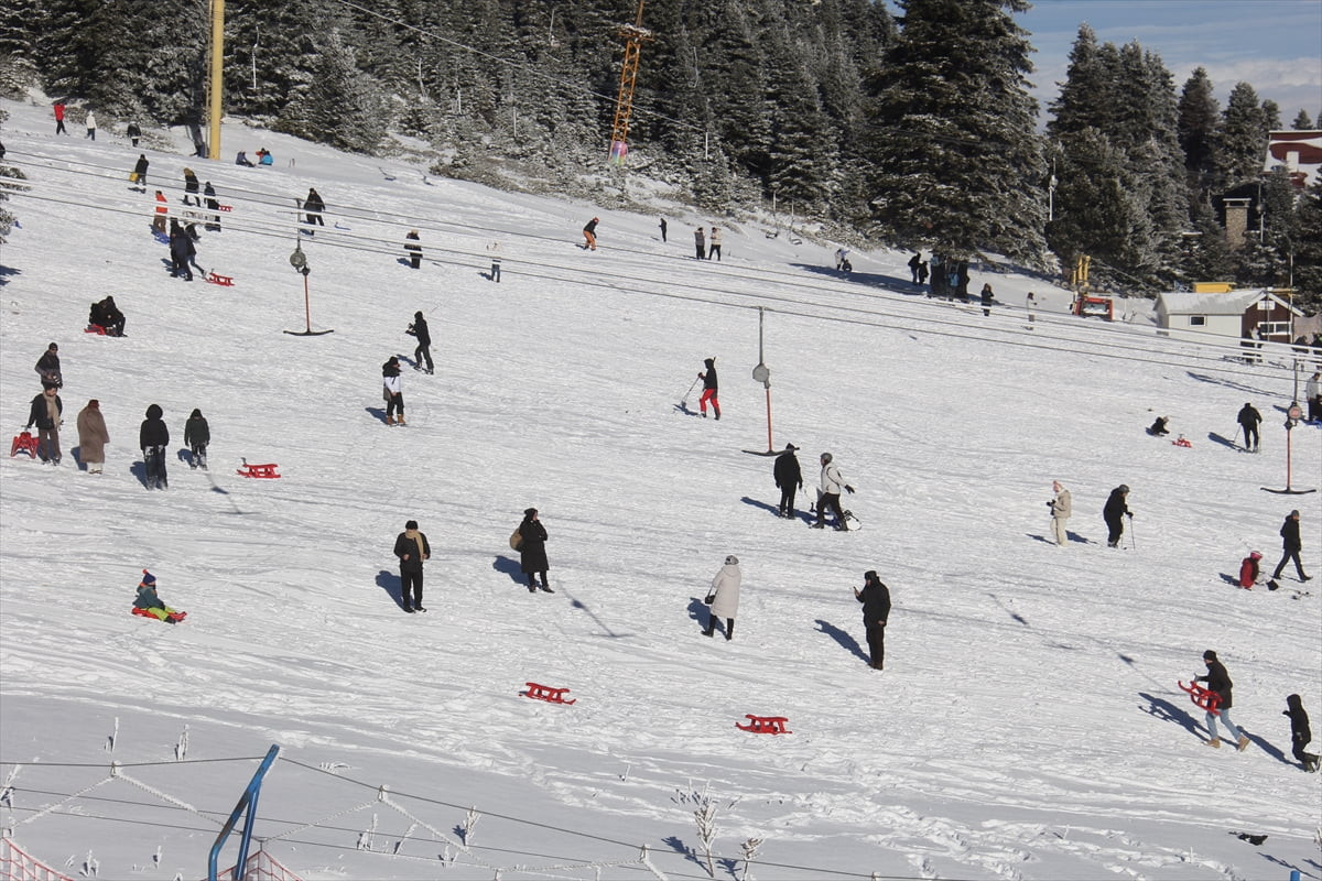 Türkiye'de kayak ve kış turizminin önemli merkezlerinden Uludağ'da hafta sonu pistlerde yoğunluk...