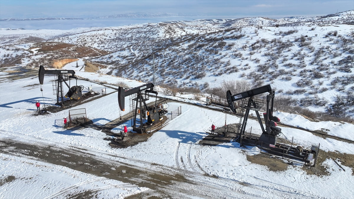 Türkiye'de petrol üretiminin temellerinin atıldığı Batman'da 78 yıl önce başlayan petrol üretimi 4...