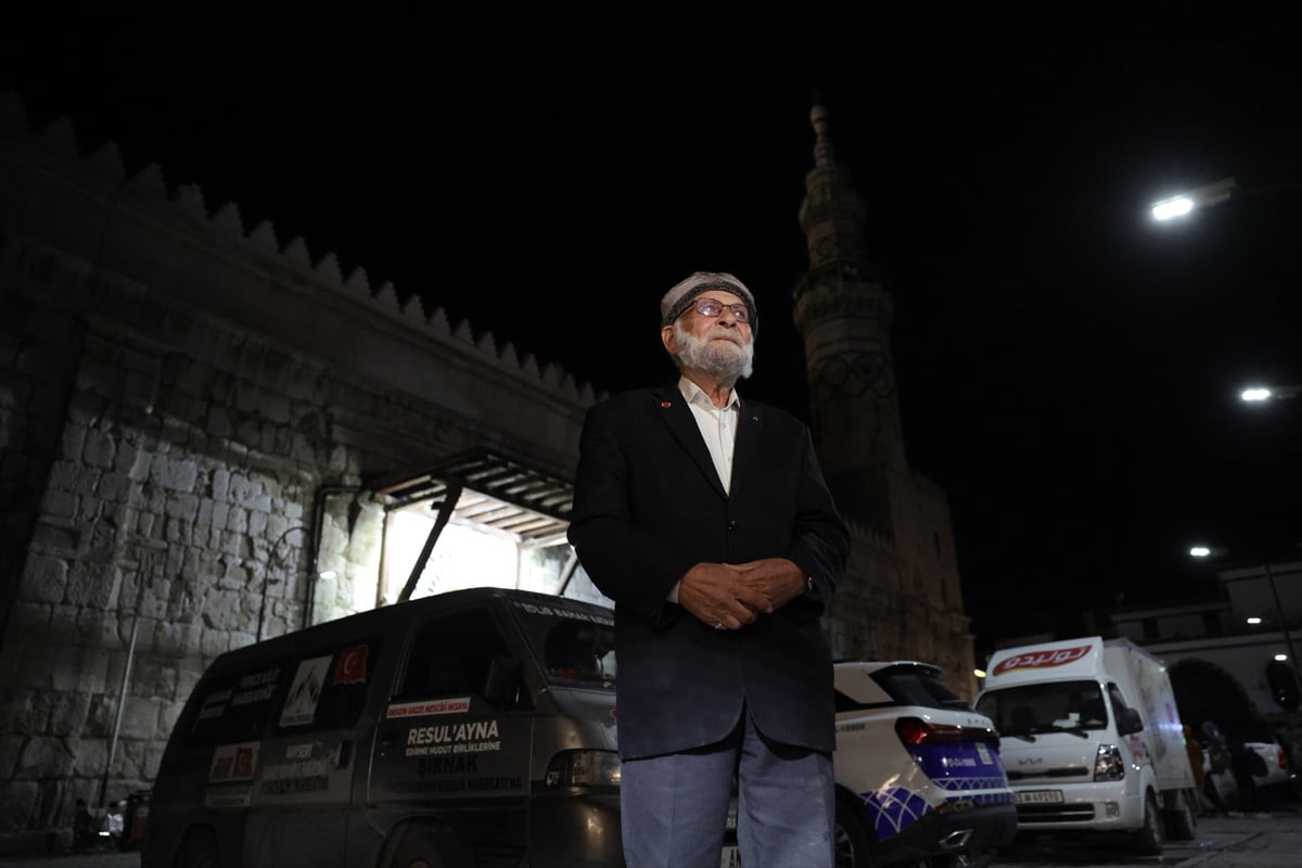 Türkiye'de "Elmacı Dede" olarak tanınan Muhammed Yılmaz, Kadir Gecesi’ne denk gelen ziyaretinde...