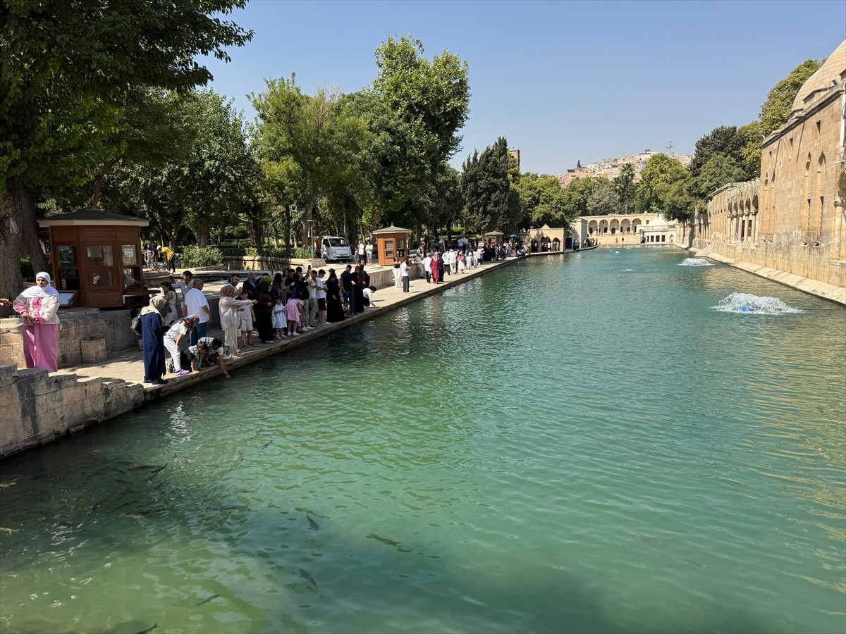 Türkiye'de sıcaklığın en yüksek ölçüldüğü kentlerden biri olan Şanlıurfa'da termometreler 47...