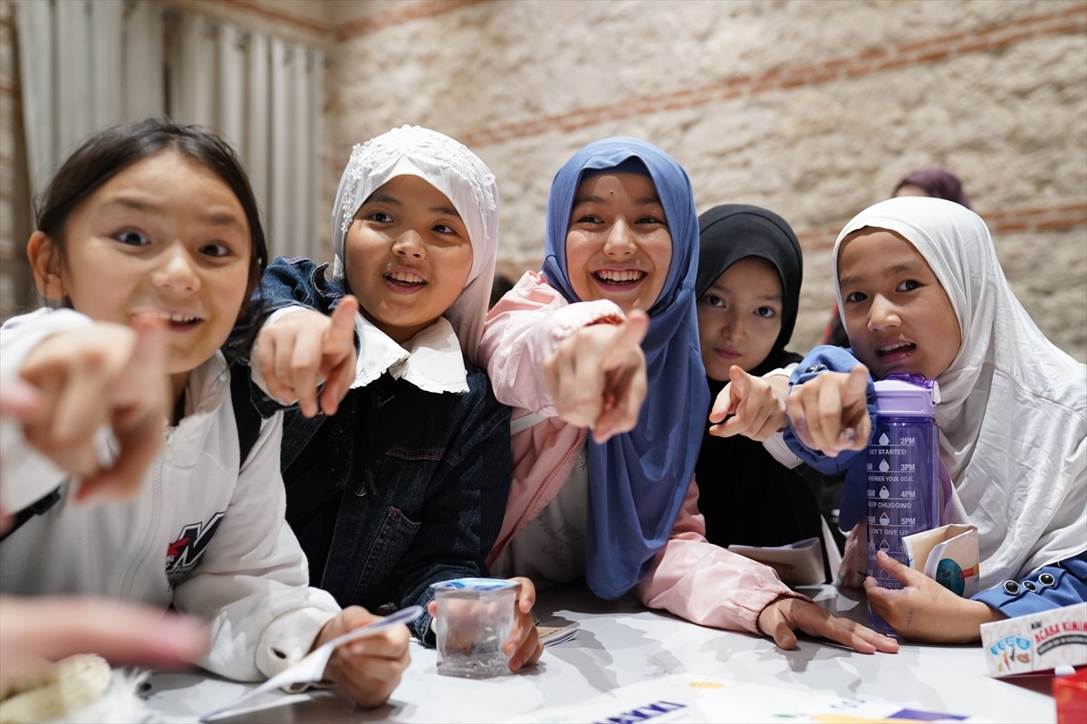 Türkiye'de yaşayan Sudanlı, Gazzeli ve Doğu Türkistanlı 120 çocuğun katılımıyla Dünya Çocuk...