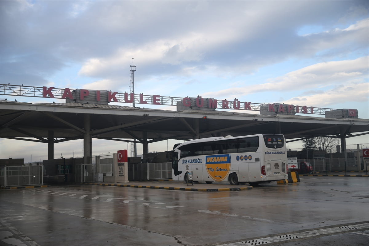 Türkiye'den Avrupa'ya açılan Trakya'daki gümrük kapılarından geçen yıl 15 milyon 395 bin 535 yolcu...